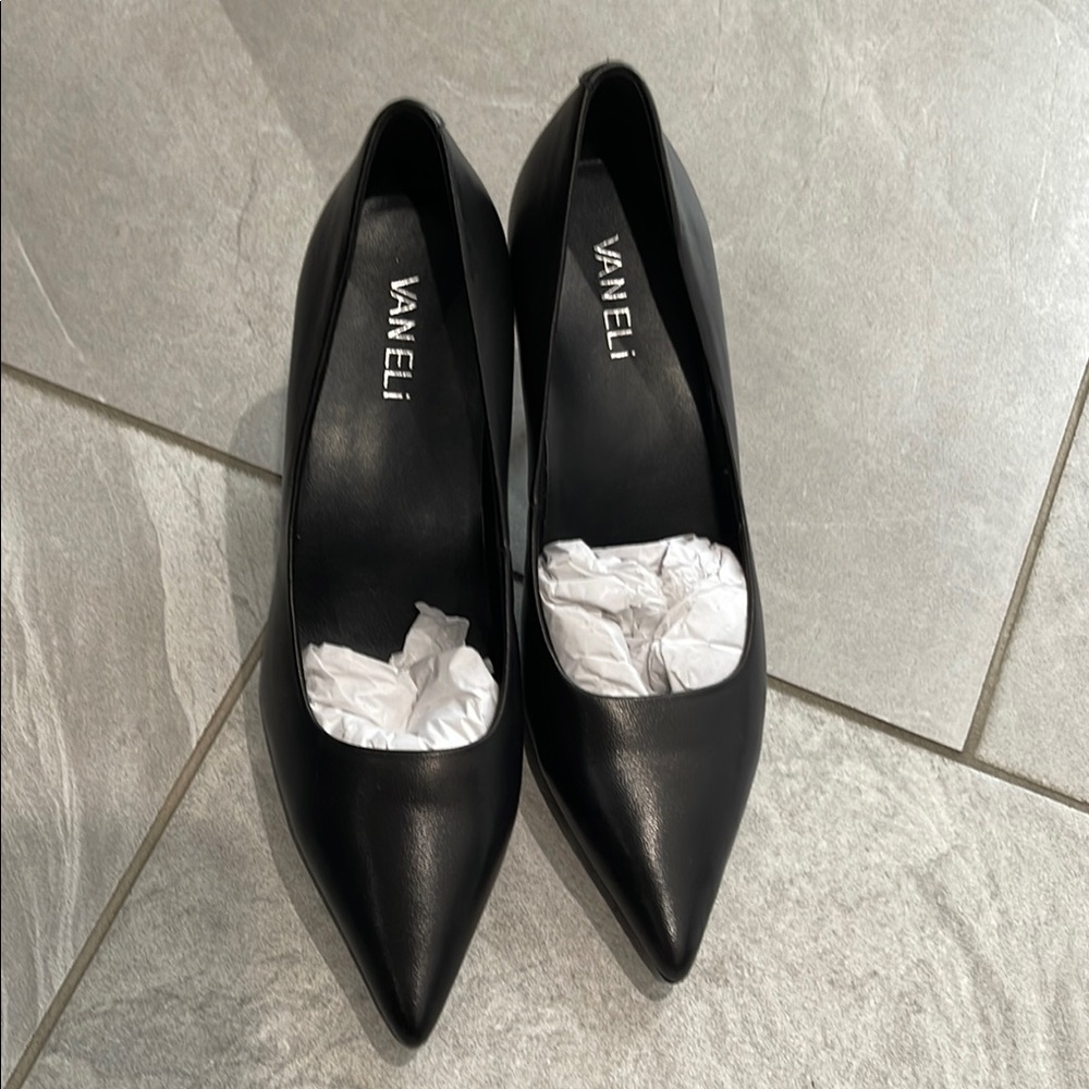 .BRAND NEW Vaneli Pumps.